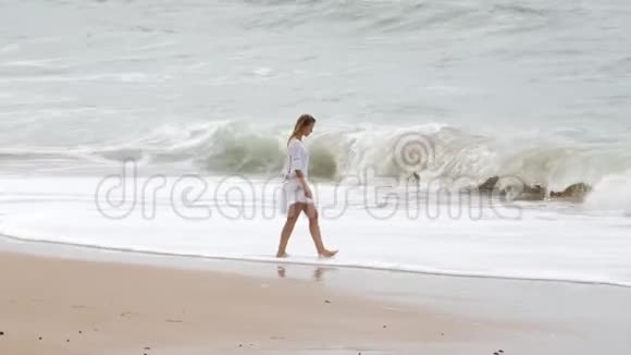 在沙滩上散步度假的性感女孩视频的预览图