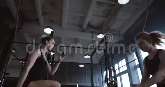 年轻美丽的运动金发女子做健身锻炼与个人女教练一起在健身房锻炼视频的预览图
