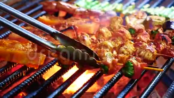 烧烤烤肉粘在火焰上用热炭煮在外面烤牛肉户外野餐带烟视频的预览图