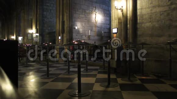 巴黎圣母院大教堂的内部视频的预览图