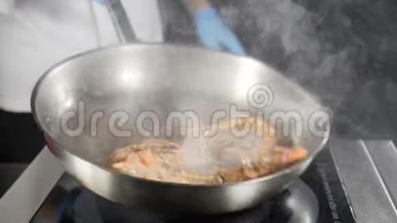 煎锅上的炸虎虾厨师辗转混合和投掷在平底锅特写慢动作视频的预览图