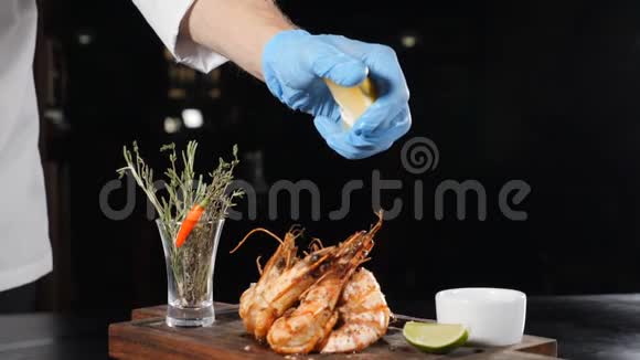慢动作食物视频提供餐厅菜肴柠檬或柠檬汁滴在弗拉姆贝式熟虾上视频的预览图