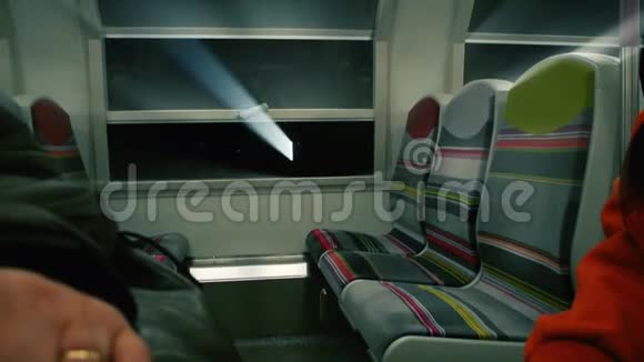 一束束束光从地铁的窗户射进来视频的预览图