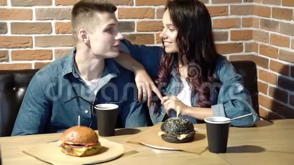 快乐可爱的一对情侣一起在咖啡馆度过视频的预览图
