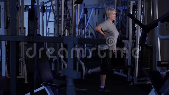 老年妇女做站立屈腿动作关节体操复制空间侧视图视频的预览图