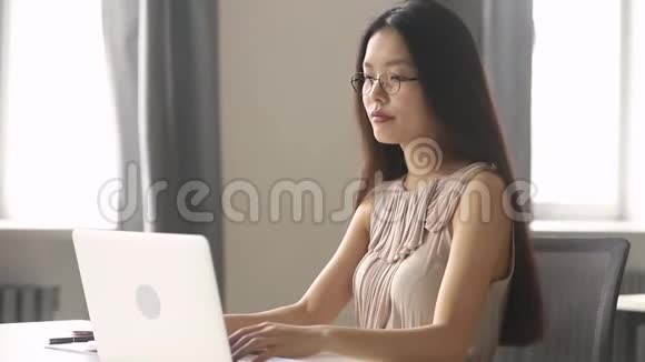 压力过大的亚洲商界女性戴着眼镜感到眼睛疲劳视频的预览图