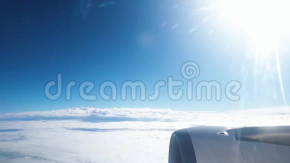 飞机引擎和机翼在晴朗的蓝天上飞行的4k视频视频的预览图