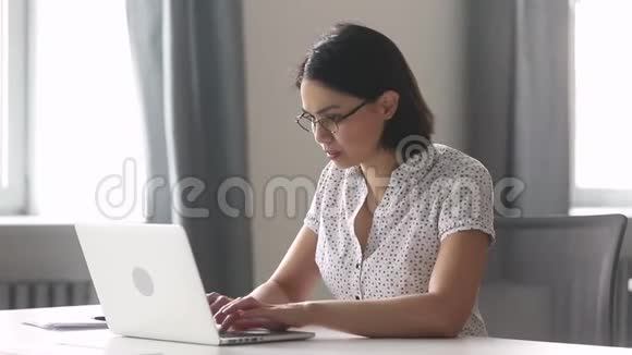 疲惫的亚洲女商人使用笔记本电脑有电脑问题视频的预览图