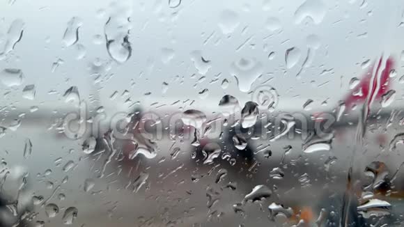 特写4k飞机雨滴落在湿飞机舷窗上的视频视频的预览图