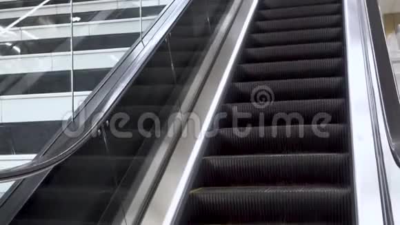 扶梯向上移动机场自动扶梯视频的预览图