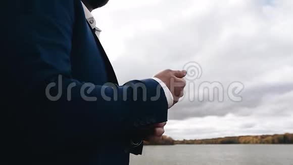 一个人站在一个美丽的湖的码头上向远处望去美丽的风景视频的预览图