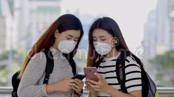 戴防护PM25口罩的亚洲青少年旅客视频的预览图