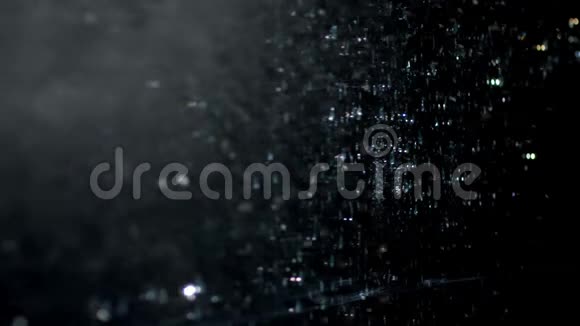 白色液体滴在抽象的黑色背景上视频的预览图