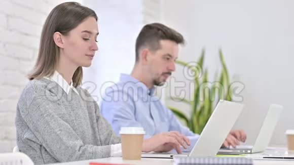 美丽的创意女性在笔记本电脑上工作对着相机微笑视频的预览图