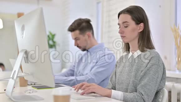 有创意的女人在桌面上工作脖子疼视频的预览图