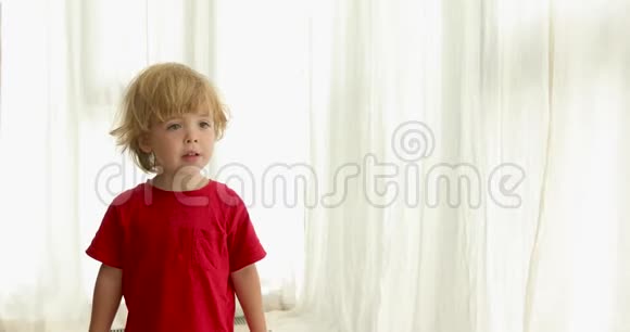 可爱的现代男孩站在房间里视频的预览图