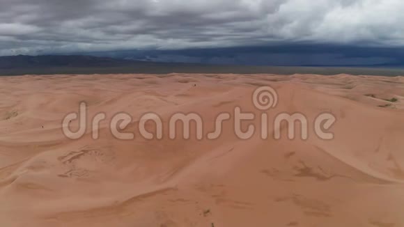 沙漠沙丘上的暴风云视频的预览图