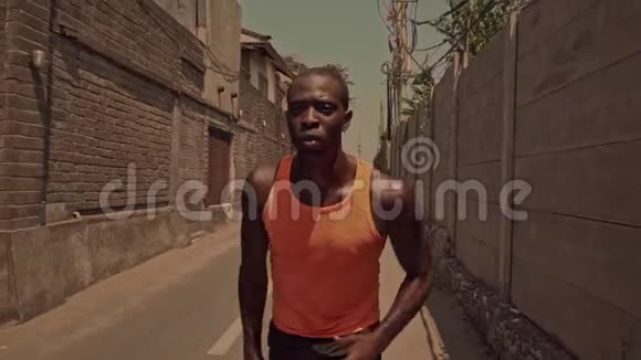 美国黑人运动男子跑步一名运动专业运动员刻苦训练视频的预览图