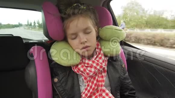 童年的道路旅行和人的概念少女睡在婴儿车座椅与旅行枕头视频的预览图
