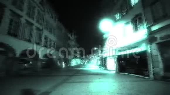 当法国面对冠状病毒时空荡荡的街道视频的预览图