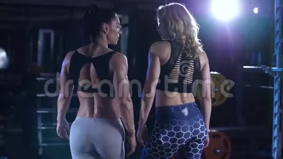 两个运动女性在健身房摆姿势视频的预览图