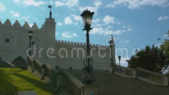卢布林城堡新哥特式部分的正门视频的预览图