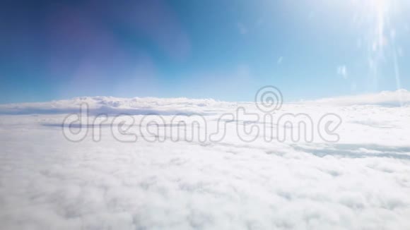 透过飞机舷窗在晴朗的蓝天上飞过云层视频的预览图