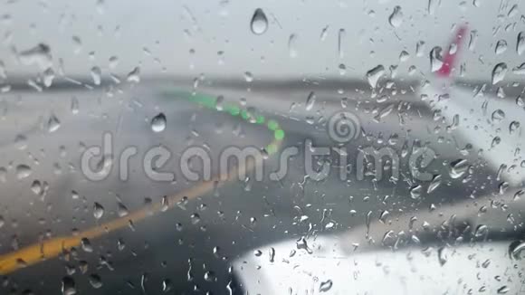 暴风雨中在潮湿的机场跑道上驾驶时震动和震动飞机的4k视频视频的预览图