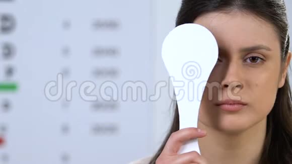 女性闭眼眼科门诊检查视力问题视频的预览图