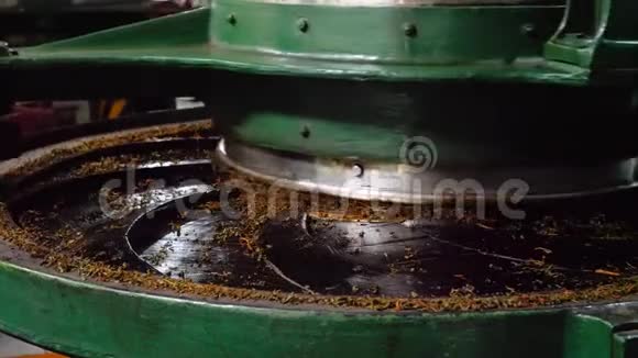 斯里兰卡老茶厂发酵茶叶专用机轧制特写4k视频视频的预览图