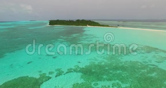 马尔代夫美丽的海滩背景白色的沙质热带天堂岛蓝天海水4k空中视频的预览图