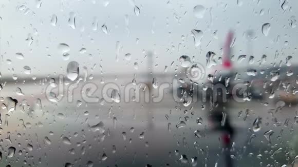 暴雨期间飞机在机场驾驶的4k镜头视频的预览图