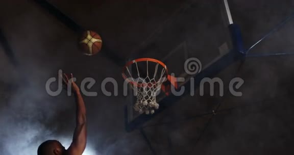 篮球穿过篮圈视频的预览图