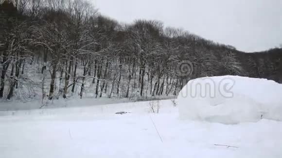 滑雪者跳雪坡视频的预览图