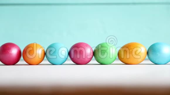 一个鸡蛋卷在一排鸡蛋的背景上复活节春季概念视频的预览图