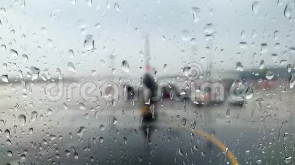暴雨期间湿飞机和机场航站楼的4k视频视频的预览图