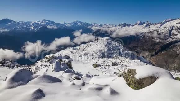 瑞士阿尔卑斯山山脉的时间推移瑞士阿莱施竞技场视频的预览图