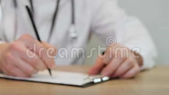 医生在桌子上写处方快关门视频的预览图