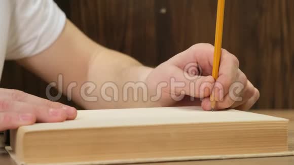 一只雄性手在书上写一张纸快关门视频的预览图