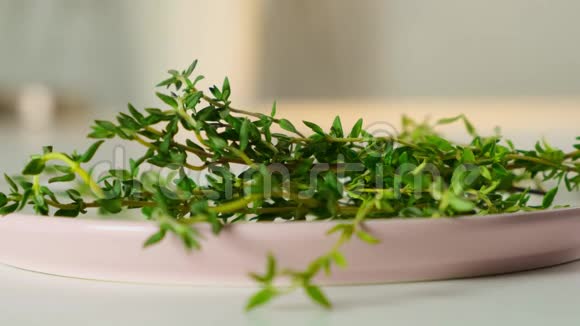 绿色植物做饮料茶在木板上烹饪食物视频的预览图