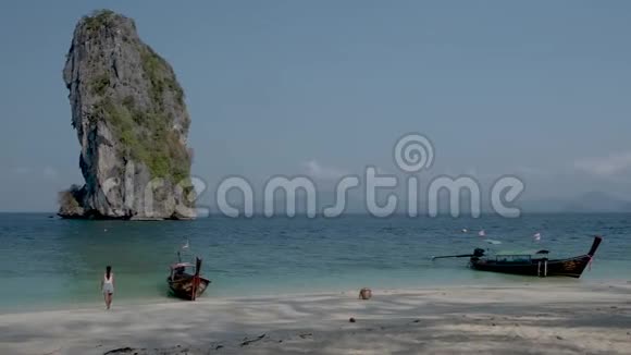 夫妇在泰国度假男女在岛上旅行访问KohPodaIslanKrabi泰国视频的预览图