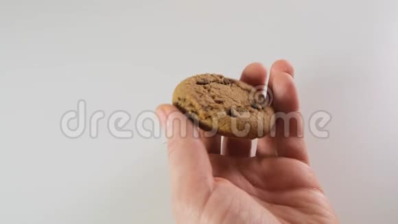 男性手在美味的饼干上涂抹白色奶油视频的预览图