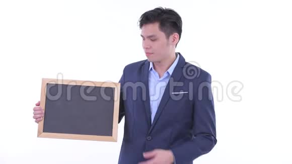 年轻的亚洲商人扶着黑板竖起大拇指视频的预览图