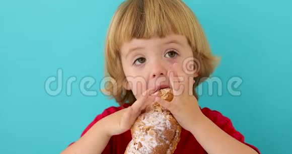 吃羊角面包的男孩视频的预览图