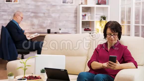 放大镜头带眼镜的老年妇女喝咖啡视频的预览图