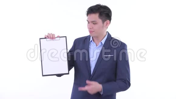 一位年轻的亚洲商人展示剪贴板竖起大拇指视频的预览图