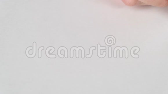 女性手绘线条白色表面有棕色口红快关门视频的预览图