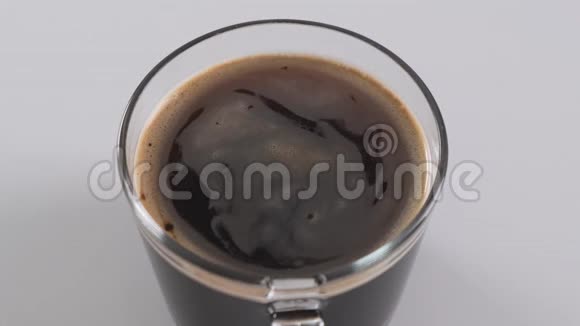 手加糖至新鲜黑咖啡视频的预览图