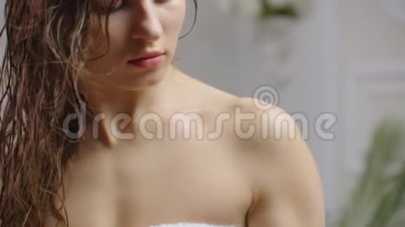 女人在淋浴后涂上身体的乳液视频的预览图