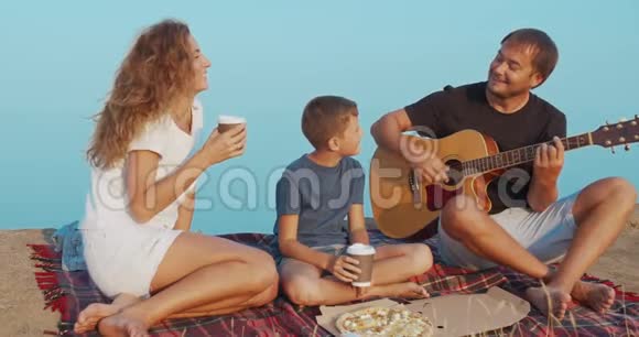 一家人在山上野餐时积极交流拿着酒杯喝酒视频的预览图